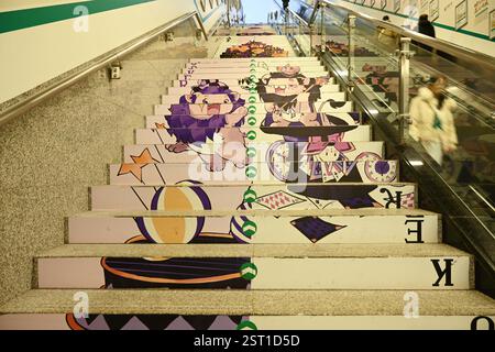 Graffiti-Gemälde auf den Treppen eines Ausgangs einer U-Bahn-Station in Nanning, südchinesischer Autonomen Region Guangxi Zhuang, 15. Februar 2025. Stockfoto