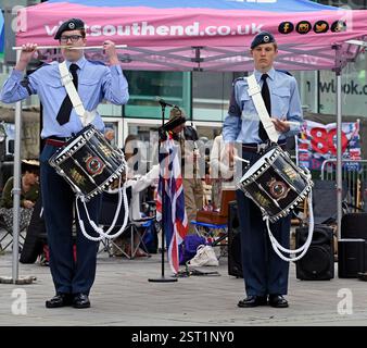 Zwei Air Cadet Trommler zum 80. Jahrestag der D Day Feiern auf dem Platz am Victoria Shopping Centre, Southend on Sea, England. UK.. Stockfoto