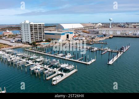 Morehead City North Carolina - 3. Februar 2022: Luftaufnahme der Eigentumswohnungen, eines Yachthafens und des Hafens von North Carolina in Morehead City Stockfoto