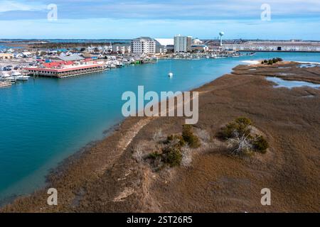 Morehead City North Carolina - 2. Februar 2022: Luftaufnahme der Küste von Morehead City mit Booten, die an einem Yachthafen und der Skyline angedockt sind Stockfoto