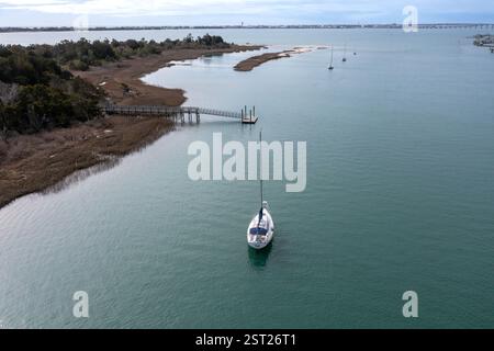 Aus der Vogelperspektive eines Segelboots im Morehead City North Carolina Intercoastal Waterway Stockfoto
