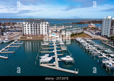 Luftaufnahme von Wohnungen und einem Yachthafen mit Booten in Morehead City North Carolina Stockfoto