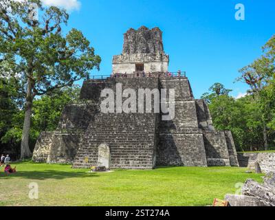 Tikal Guatemala - 24. Januar 2020: Ein Maya-Tempel in Tikal mit Touristen auf der obersten Ebene Stockfoto