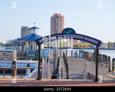 Norfolk Virginia - 14. April 2020: Willkommen im Waterside Marina-Schild in Norfolk Virginia in der Nähe des Ufers Stockfoto