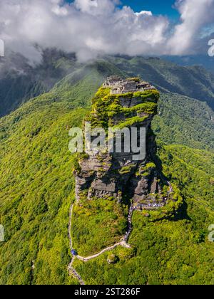Fanjingshan China : Fanjingshan neue Goldgipfel-Landschaft und Talblick im Fanjing-Berg in Guizhou China, Drohnenbild Stockfoto
