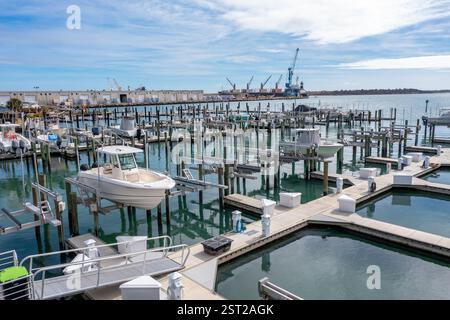 Luftaufnahme eines Yachthafens in Morehead City mit einem Hafen im Hintergrund Stockfoto