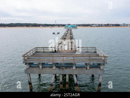 Luftaufnahme des Oceanview Pier vom Ende des Piers in Norfolk Virginia Stockfoto