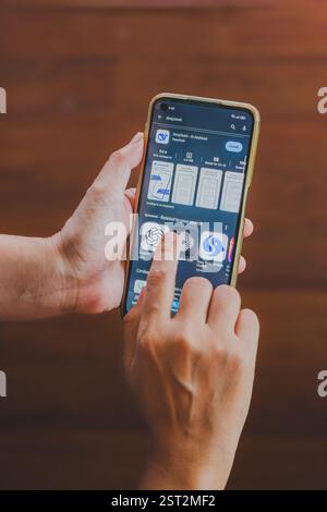 Balikpapan, Indonesien - 16. Februar 2025. Das Bild erfasst die Interaktion mit einem mobilen App-Store und hebt die DeepSeek AI Assistant App hervor. Stockfoto