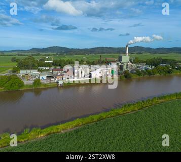 Die Condong Sugar Mill befindet sich am Ufer des Tweed River und zerquetscht seit 1880 Zuckerrohr Stockfoto