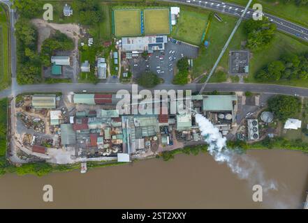 Die Condong Sugar Mill befindet sich am Ufer des Tweed River und zerquetscht seit 1880 Zuckerrohr Stockfoto