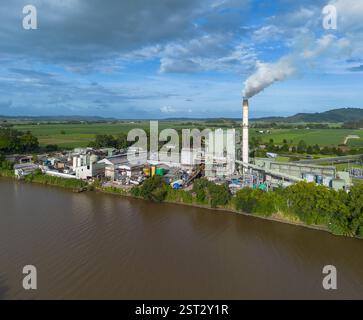 Die Condong Sugar Mill befindet sich am Ufer des Tweed River und zerquetscht seit 1880 Zuckerrohr Stockfoto