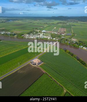 Die Condong Sugar Mill befindet sich am Ufer des Tweed River und zerquetscht seit 1880 Zuckerrohr Stockfoto