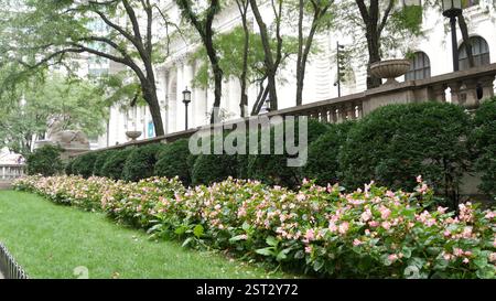 New York City, Vereinigte Staaten - 13. September 2023: Manhattan Midtown Bryant Park. Architektur des öffentlichen Bibliotheksgebäudes, 42 Straße und 5th Fifth 5 Avenue. Wahrzeichen der USA. Fassade und Löwenskulptur. Stockfoto
