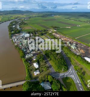 Die Condong Sugar Mill befindet sich am Ufer des Tweed River und zerquetscht seit 1880 Zuckerrohr Stockfoto