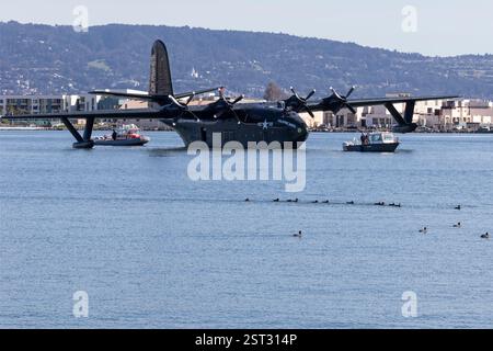 Der Phillippine Mars wird vor seinem ersten Flug am 10. Februar 2025 aus der Wasserflugzeuglagune des ehemaligen NAS Alameda gezogen. Phillipine Mars, gebaut von Stockfoto