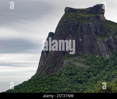 Gleitschirmfliegen Pedra da Gávea Stockfoto