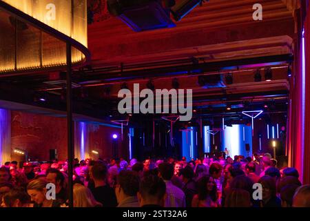 Berlin, Deutschland. Februar 2025. Die Gäste feiern während der 10-jährigen Jubiläumsfeier der Berlinale für den Streamingdienst Netflix im Fotografiska-Club. Die 75. Internationalen Filmfestspiele Berlin finden vom 13. Bis 23. Februar 2025 statt. Quelle: Soeren Stache/dpa/Alamy Live News Stockfoto