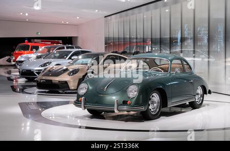 Stuttgart, Deutschland. Februar 2025. Ein Porsche 356A 1600 Super Coupé ist im Porsche Museum ausgestellt. Quelle: Silas Stein/dpa/Alamy Live News Stockfoto