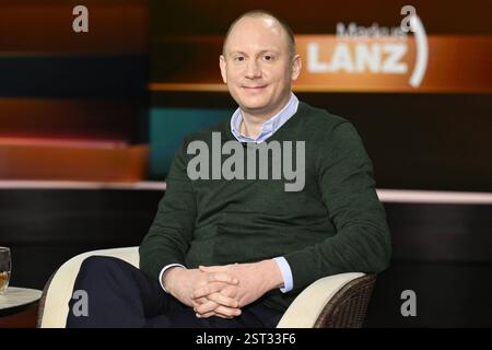 Justus Bender Journalist 02/25 ihr Justus Bender am 11. Februar 2025 in Markus Lanz , ZDF TV Fernsehen Talkshow Talkshow Talkshow Deutschland deutsch deutscher Mann Journalismus Autor Redakteur FAZ deutscher Journalismus quer halb sitzend lächelnd *** Justus Bender Journalist 02 25 Ihr Justus Bender am 11. Februar 2025 in Markus Lanz , ZDF TV Talk Show Deutschland deutscher Mann Journalismus Autor Herausgeber FAZ deutscher Journalismus Cross halb sitzend lächelnd Stockfoto