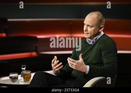 Justus Bender Journalist 02/25 ihr Justus Bender am 11. Februar 2025 in Markus Lanz , ZDF TV Fernsehen Talkshow Talkshow Talk Show Deutschland deutsch deutscher Mann Journalismus Autor Redakteur FAZ deutscher Journalismus quer halb sitzend sprechend gestikuliert *** Justus Bender Journalist 02 25 Ihr Justus Bender am 11. Februar 2025 in Markus Lanz , ZDF TV Talk Show Talk Show Deutschland deutscher Mann Journalismus Autor Redakteur FAZ deutscher Journalismus Autor Redakteur FAZ deutscher Journalismus Cross halb sitzend Reporter Sprechen gestikulierend Stockfoto