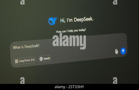 Seoul, Südkorea - 17. Februar 2025 : Ein Benutzer, der DeepSeek auf einem Computer und Smartphone verwendet und die Frage „Was ist DeepSeek?“ eingibt Stockfoto