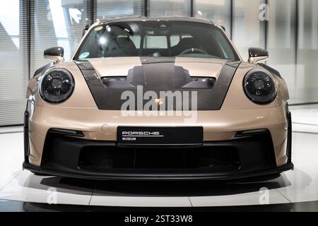 Stuttgart, Deutschland. Februar 2025. Ein Porsche 911 GT3 RS ist im Porsche Museum zu sehen. Quelle: Silas Stein/dpa/Alamy Live News Stockfoto
