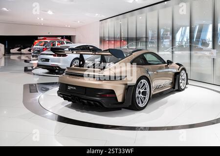Stuttgart, Deutschland. Februar 2025. Ein Porsche 911 GT3 RS ist im Porsche Museum zu sehen. Quelle: Silas Stein/dpa/Alamy Live News Stockfoto