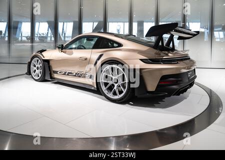 Stuttgart, Deutschland. Februar 2025. Ein Porsche 911 GT3 RS ist im Porsche Museum zu sehen. Quelle: Silas Stein/dpa/Alamy Live News Stockfoto