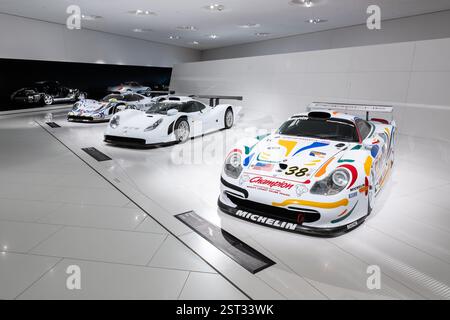 Stuttgart, Deutschland. Februar 2025. Porsche 911 GT1 Fahrzeuge sind im Porsche Museum ausgestellt. Quelle: Silas Stein/dpa/Alamy Live News Stockfoto