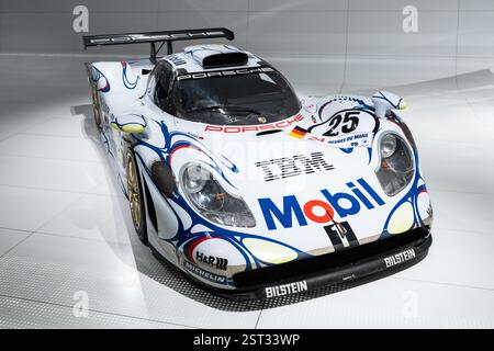 Stuttgart, Deutschland. Februar 2025. Ein Porsche 911 GT1 Rennwagen ist im Porsche Museum zu sehen. Quelle: Silas Stein/dpa/Alamy Live News Stockfoto