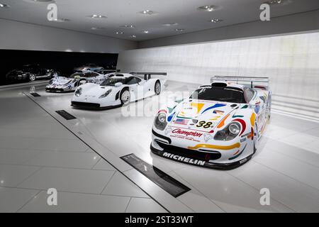 Stuttgart, Deutschland. Februar 2025. Porsche 911 GT1 Fahrzeuge sind im Porsche Museum ausgestellt. Quelle: Silas Stein/dpa/Alamy Live News Stockfoto