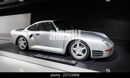 Stuttgart, Deutschland. Februar 2025. Ein Porsche 959 ist im Porsche Museum zu sehen. Quelle: Silas Stein/dpa/Alamy Live News Stockfoto
