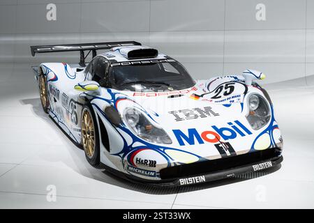 Stuttgart, Deutschland. Februar 2025. Ein Porsche 911 GT1 Rennwagen ist im Porsche Museum zu sehen. Quelle: Silas Stein/dpa/Alamy Live News Stockfoto