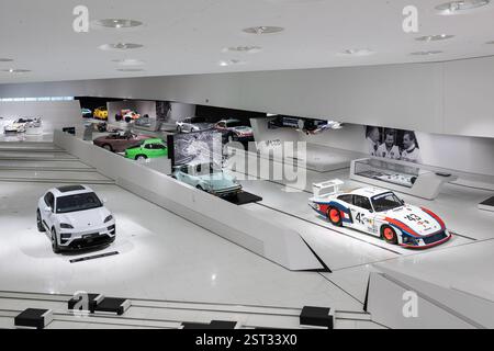 Stuttgart, Deutschland. Februar 2025. Zahlreiche Fahrzeuge sind im Porsche Museum ausgestellt. Quelle: Silas Stein/dpa/Alamy Live News Stockfoto