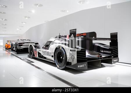 Stuttgart, Deutschland. Februar 2025. Porsche 919 Hybrid Rennwagen im Porsche Museum. Quelle: Silas Stein/dpa/Alamy Live News Stockfoto