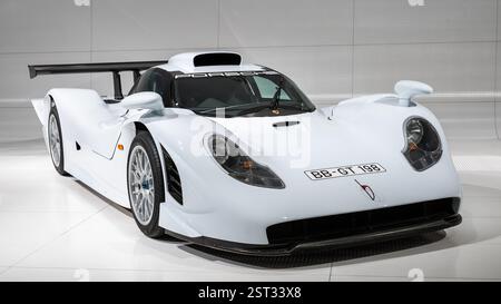 Stuttgart, Deutschland. Februar 2025. Im Porsche Museum ist ein straßentauglicher Porsche 911 GT1 ausgestellt. Quelle: Silas Stein/dpa/Alamy Live News Stockfoto