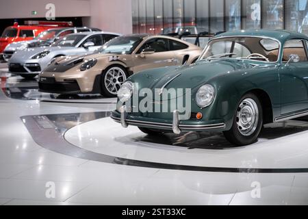 Stuttgart, Deutschland. Februar 2025. Ein Porsche 356A 1600 Super Coupé ist im Porsche Museum ausgestellt. Quelle: Silas Stein/dpa/Alamy Live News Stockfoto