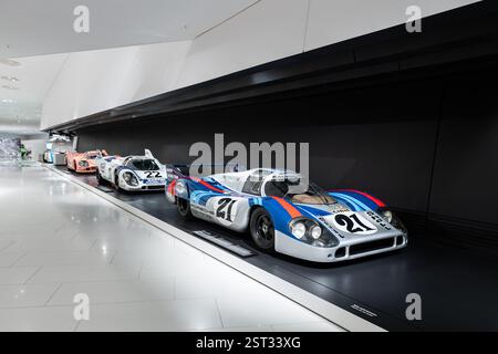 Stuttgart, Deutschland. Februar 2025. Porsche-Rennwagen sind im Porsche-Museum ausgestellt. Quelle: Silas Stein/dpa/Alamy Live News Stockfoto