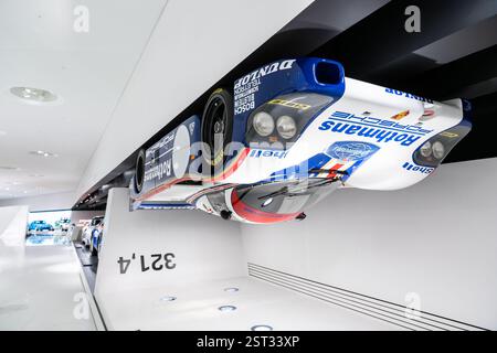 Stuttgart, Deutschland. Februar 2025. Ein Porsche 956 Rennwagen ist im Porsche Museum zu sehen. Quelle: Silas Stein/dpa/Alamy Live News Stockfoto