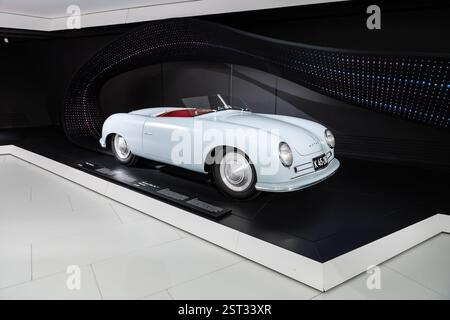 Stuttgart, Deutschland. Februar 2025. Ein Porsche 356 Showcar ist im Porsche Museum zu sehen. Quelle: Silas Stein/dpa/Alamy Live News Stockfoto