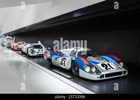 Stuttgart, Deutschland. Februar 2025. Porsche-Rennwagen sind im Porsche-Museum ausgestellt. Quelle: Silas Stein/dpa/Alamy Live News Stockfoto