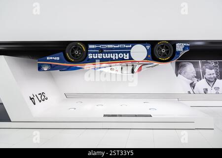 Stuttgart, Deutschland. Februar 2025. Ein Porsche 956 Rennwagen ist im Porsche Museum zu sehen. Quelle: Silas Stein/dpa/Alamy Live News Stockfoto