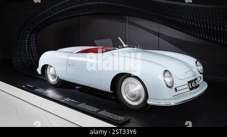 Stuttgart, Deutschland. Februar 2025. Ein Porsche 356 Showcar ist im Porsche Museum zu sehen. Quelle: Silas Stein/dpa/Alamy Live News Stockfoto