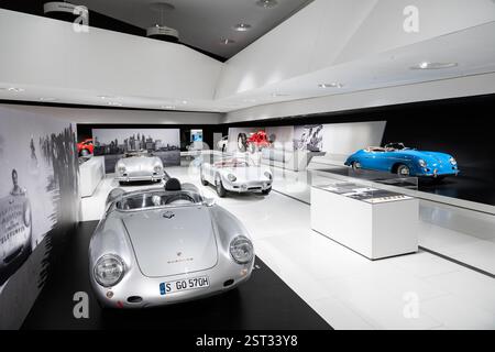 Stuttgart, Deutschland. Februar 2025. Zahlreiche Fahrzeuge sind im Porsche Museum ausgestellt. Quelle: Silas Stein/dpa/Alamy Live News Stockfoto