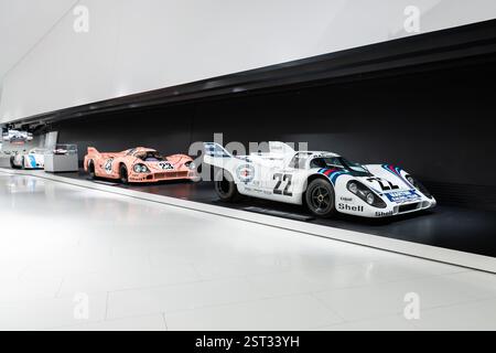 Stuttgart, Deutschland. Februar 2025. Porsche-Rennwagen sind im Porsche-Museum ausgestellt. Quelle: Silas Stein/dpa/Alamy Live News Stockfoto