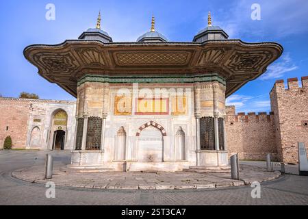 Brunnen von Sultan Ahmed III. In Istanbul mit Blick auf die Straße, größte Stadt in der Türkei Stockfoto