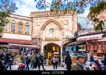 Istanbul, Türkei, 22. November 2023: Der große Basar in Istanbul ist mit 61 überdachten Straßen einer der größten und ältesten überdachten Märkte der Welt Stockfoto