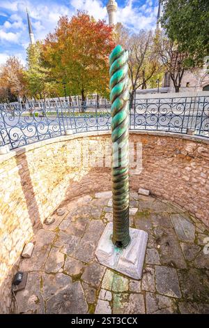 Schlangensäule, auch bekannt als Schlangensäule, Plataean Tripod oder Delphi Tripod, ist eine alte Bronzesäule am Hippodrom von Konstantinopel. Stockfoto