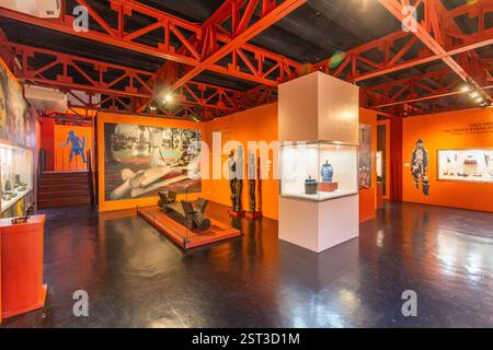 Objekte im Museo Ilocos Norte, die das Erbe und die Kultur von Ilocos zeigen Stockfoto