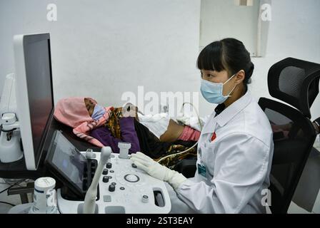 (250217) -- ADDIS ABEBA, 17. Februar 2025 (Xinhua) -- der chinesische Arzt Li Juan, ein Mitglied des 25. Chinesischen medizinischen Teams, das nach Äthiopien entsandt wurde, führt am 14. Februar 2025 eine Ultraschalluntersuchung für einen Patienten im Tirunesh Beijing General Hospital in Addis Abeba, Äthiopien, durch. Das 25. Chinesische Ärzteteam, das nach Äthiopien entsandt wurde, kam im Mai 2024 in das Land an und hat medizinische Dienstleistungen für lokale Patienten und Schulungen für örtliche Ärzte bereitgestellt. Das Tirunesh Beijing General Hospital wurde ebenfalls im Rahmen der langjährigen Unterstützungsbemühungen der chinesischen Regierung errichtet. (Xinhua/Han Xu) Stockfoto